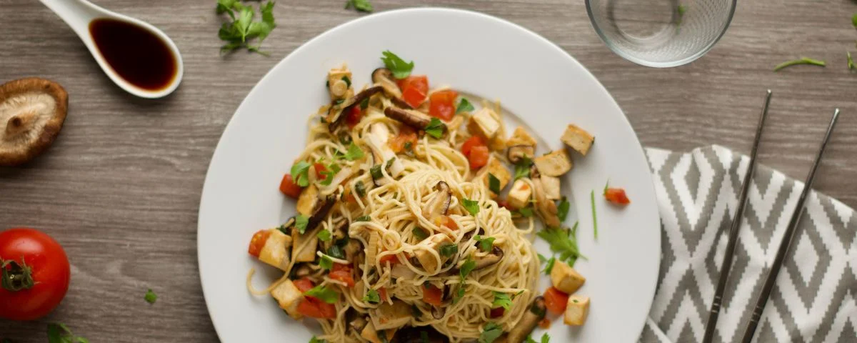 Kit de receta Noodles sauteed with shiitakes tofu and tomato